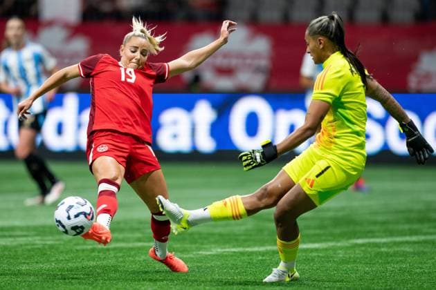 Fußball, Frauen Länderspiel, Kanada - Argentinien April 4, 2025, Vancouver, Bc, CANADA: Canada s Adriana Leon (19) vies for the ball as Argentina goalkeeper Solana Pereyra (1) kicks during the first half of an International Friendly, Länderspiel, Nationalmannschaft soccer match in Vancouver, on Friday, April 4, 2025. Canada News - April 4, 2025 - ZUMAc35_ 20250404_zaf_c35_096 Copyright: xEthanxCairnsx