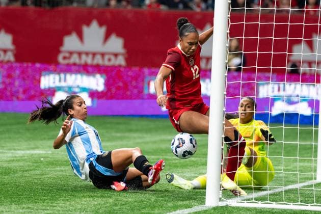 Sport Bilder des Tages Fußball, Frauen Länderspiel, Kanada - Argentinien April 4, 2025, Vancouver, Bc, CANADA: Canada s Jade Rose (12) scores on Argentina goalkeeper Solana Pereyra (1) as Catalina Roggerone (4) watches during the first half of an International Friendly, Länderspiel, Nationalmannschaft soccer match in Vancouver, on Friday, April 4, 2025. Canada News - April 4, 2025 - ZUMAc35_ 20250404_zaf_c35_097 Copyright: xEthanxCairnsx