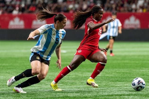 Fußball, Frauen Länderspiel, Kanada - Argentinien April 4, 2025, Vancouver, Bc, CANADA: Argentina s Aldana Cometti (6) and Canada s Nichelle Prince (15) vie for the ball during the first half of an International Friendly, Länderspiel, Nationalmannschaft soccer match in Vancouver, on Friday, April 4, 2025. Canada News - April 4, 2025 - ZUMAc35_ 20250404_zaf_c35_100 Copyright: xEthanxCairnsx