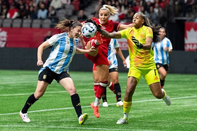 Fußball, Frauen Länderspiel, Kanada - Argentinien April 4, 2025, Vancouver, Bc, CANADA: Argentina s Aldana Cometti (6), Canada s Adriana Leon, centre, and Argentina goalkeeper Solana Pereyra (1) vie for the ball during the first half of an International Friendly, Länderspiel, Nationalmannschaft soccer match in Vancouver, on Friday, April 4, 2025. Canada News - April 4, 2025 - ZUMAc35_ 20250404_zaf_c35_103 Copyright: xEthanxCairnsx