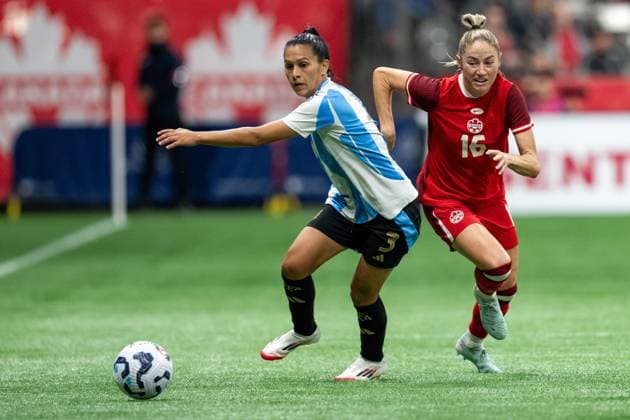 Fußball, Frauen Länderspiel, Kanada - Argentinien April 4, 2025, Vancouver, Bc, CANADA: Argentina s Eliana Stabile (3) and Canada s Janine Sonis (16) vie for the ball during the first half of an International Friendly, Länderspiel, Nationalmannschaft soccer match in Vancouver, on Friday, April 4, 2025. Canada News - April 4, 2025 - ZUMAc35_ 20250404_zaf_c35_105 Copyright: xEthanxCairnsx