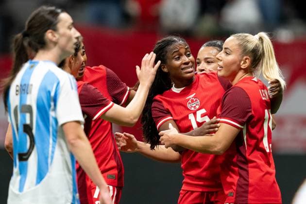 Fußball, Frauen Länderspiel, Kanada - Argentinien April 4, 2025, Vancouver, Bc, CANADA: Canada s Nichelle Prince (15) celebrates her goal against Argentina with Adriana Leon, right, during the first half of an International Friendly, Länderspiel, Nationalmannschaft soccer match in Vancouver, on Friday, April 4, 2025. Canada News - April 4, 2025 - ZUMAc35_ 20250404_zaf_c35_106 Copyright: xEthanxCairnsx