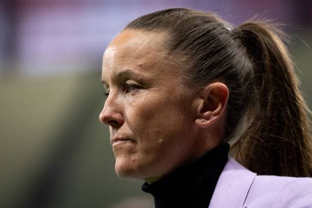 Fußball, Frauen Länderspiel, Kanada - Argentinien April 4, 2025, Vancouver, Bc, CANADA: Canada women s national team, Nationalteam soccer head coach Casey Stoney walks to the bench before an International Friendly, Länderspiel, Nationalmannschaft soccer match against Argentina in Vancouver, on Friday, April 4, 2025. Canada News - April 4, 2025 - ZUMAc35_ 20250404_zaf_c35_110 Copyright: xEthanxCairnsx