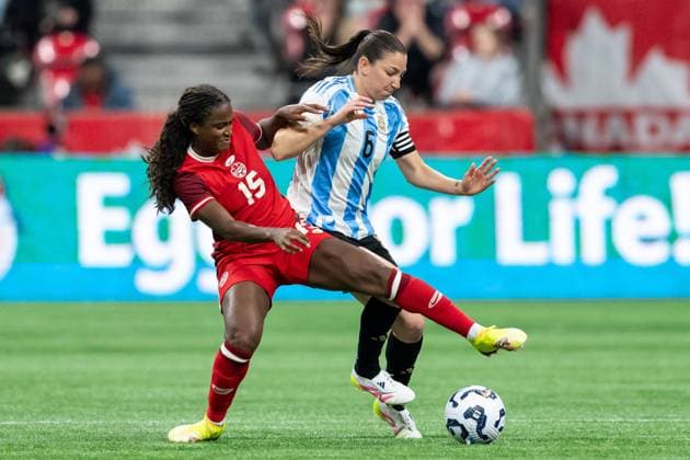 Fußball, Frauen Länderspiel, Kanada - Argentinien April 4, 2025, Vancouver, Bc, CANADA: Canada s Nichelle Prince (15) and Argentina s Aldana Cometti (6) vie for the ball during the second half of an International Friendly, Länderspiel, Nationalmannschaft soccer match in Vancouver, on Friday, April 4, 2025. Canada News - April 4, 2025 - ZUMAc35_ 20250404_zaf_c35_117 Copyright: xEthanxCairnsx