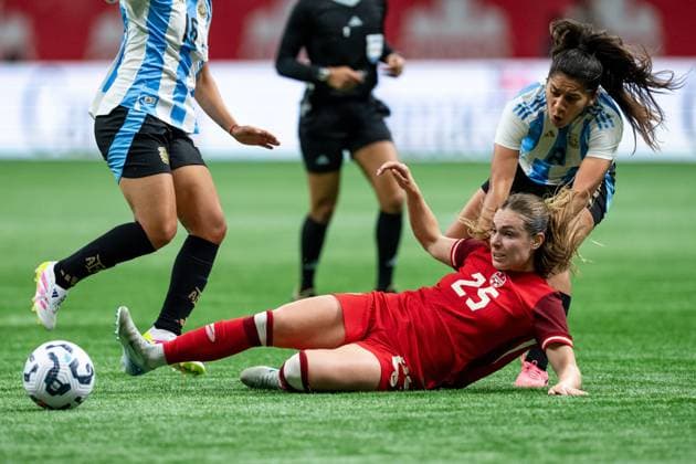 Fußball, Frauen Länderspiel, Kanada - Argentinien April 4, 2025, Vancouver, Bc, CANADA: Canada s Emma Regan (25) and Argentina s Daiana Falfan, right, vie for the ball during the second half of an International Friendly, Länderspiel, Nationalmannschaft soccer match in Vancouver, on Friday, April 4, 2025. Canada News - April 4, 2025 - ZUMAc35_ 20250404_zaf_c35_121 Copyright: xEthanxCairnsx