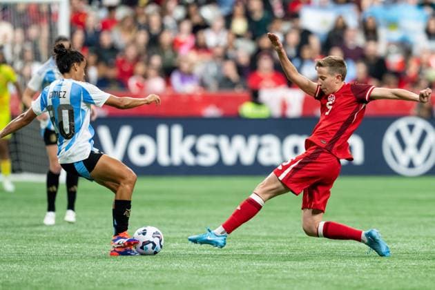 Fußball, Frauen Länderspiel, Kanada - Argentinien April 4, 2025, Vancouver, Bc, CANADA: Canada s Quinn (5) and Argentina s Virginia Gomez (20) vie for the ball during the second half of an International Friendly, Länderspiel, Nationalmannschaft soccer match in Vancouver, on Friday, April 4, 2025. Canada News - April 4, 2025 - ZUMAc35_ 20250404_zaf_c35_122 Copyright: xEthanxCairnsx