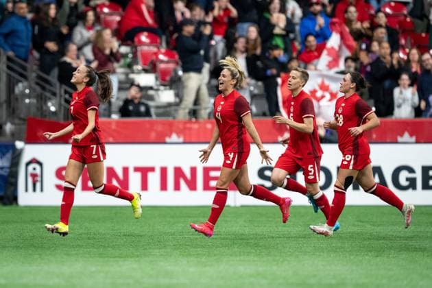 Fußball, Frauen Länderspiel, Kanada - Argentinien April 4, 2025, Vancouver, Bc, CANADA: Canada s Julia Grosso (7) runs to the bench as she celebrate her goal against Argentina while Shelina Zadorsky (4), Quinn (5), and Canada s Bianca St-Georges (28) run behind during the second half of an International Friendly, Länderspiel, Nationalmannschaft soccer match in Vancouver, on Friday, April 4, 2025. Canada News - April 4, 2025 - ZUMAc35_ 20250404_zaf_c35_124 Copyright: xEthanxCairnsx