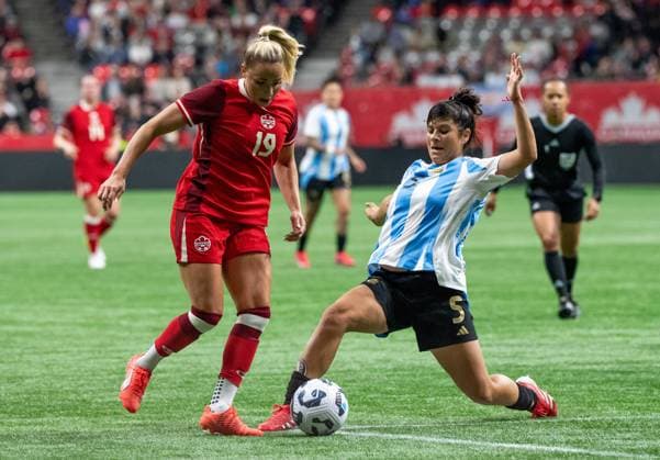Fußball, Frauen Länderspiel, Kanada - Argentinien April 4, 2025, Vancouver, Bc, CANADA: Argentina s Vanina Preininger (5) stops Canada s Adriana Leon (19) during the first half of an International Friendly, Länderspiel, Nationalmannschaft soccer match in Vancouver, on Friday, April 4, 2025. Canada News - April 4, 2025 - ZUMAc35_ 20250404_zaf_c35_125 Copyright: xEthanxCairnsx