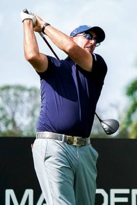 April 4, 2025, Doral, Florida, USA: Phil Mickelson of HyFlyers GC tees off the 17th hole during the first round of LIV Golf Miami at Trump National Doral. Doral USA - ZUMAw109 20250404_fap_w109_038 Copyright: xDebbyxWongx
