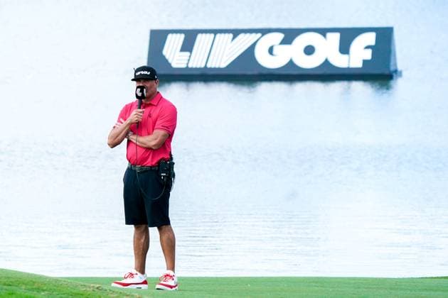 April 4, 2025, Doral, Florida, USA: Pat Perez does field reporting from the 16th green during the first round of LIV Golf Miami at Trump National Doral. Doral USA - ZUMAw109 20250404_fap_w109_041 Copyright: xDebbyxWongx
