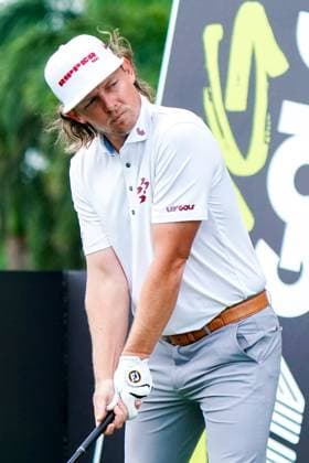 April 4, 2025, Doral, Florida, USA: Cameron Smith of Ripper GC tees off the 17th hole during the first round of LIV Golf Miami at Trump National Doral. Doral USA - ZUMAw109 20250404_fap_w109_039 Copyright: xDebbyxWongx