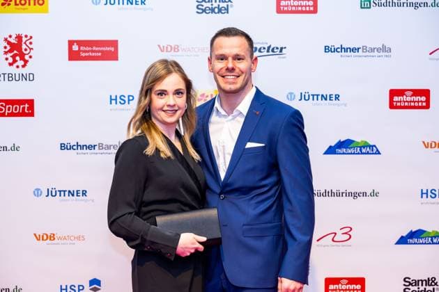 04.04.2025, GER, Goldene Nacht des Thüringer Sports im Namen des Landessportbund Thüringen Stiftung Thüringer Sporthilfe Im Bild Christopher Grotheer (Skeleton) gemeinsam mit seiner Freundin Mary Die zweite Auflage der Goldenen Nacht des Thüringer Sports zur Ehrung der Sportler des Jahres lockt am Freitagabend, dem 4. April 2025, zahlreiche große Namen nach Suhl allen voran die erfolgreichsten Athletinnen und Athleten des vergangenen Jahres aus dem Freistaat. Exakt 405 Gäste applaudieren den Siegerinnen und Siegern der Sportlerwahl sowie den Ehrenamtlichen des Jahres 2024 mit dieser Anzahl an Gästen ist das Congress Centrum Suhl (CCS) ausgebucht. 98527 Suhl Veranstaltungs Erlebniszentrum Thüringen Deutschland *** 04 04 2025, GER, Golden Night of Thuringian Sports on behalf of the Thuringian State Sports Association Thuringia Foundation Thuringian Sports Aid In the picture Christopher Grotheer Skeleton together with his girlfriend Mary The second edition of the Golden Night of Thuringian Sports to honor the athletes of the year attracts numerous big names to Suhl on Friday evening, April 4, 2025, numerous big names to Suhl, above all the most successful athletes of the past year from the Free State Exactly 405 guests applaud the winners of the athletes election and the volunteers of the year 2024 with this number of guests, the Congress Centrum Suhl CCS is fully booked 98527 Suhl Event Center Thuringia Germany