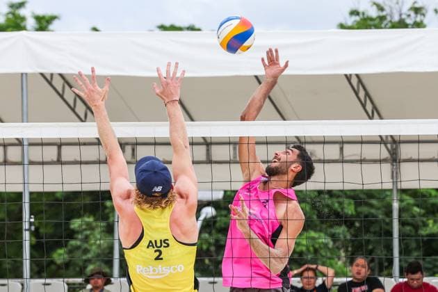 (250405) -- LAGUNA PROVINCE, April 5, 2025 -- Oliver Merritt (L) of Australia competes against AmirAli GhalehNovi of Iran during the men s semifinal match between Ben Hood Oliver Merritt of Australia and AmirAli GhalehNovi Bahman Salemiinjehboroun of Iran at the AVC Beach volleyball, Beachvolleyball Tour 2nd Nuvali Open in Laguna Province, the Philippines, April 5, 2025. ) (SP)PHILIPPINES-LAGUNA PROVINCE-BEACH VOLLEYBALL-TOUR-2ND NUVALI OPEN-MEN RouellexUmali 