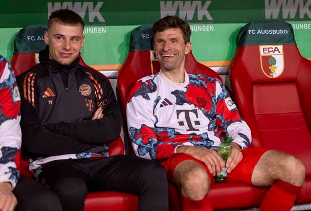04 04 2025, Soccer 1 Bundesliga 2024 2025, Matchday 28, FC Augsburg FC Bayern Munich, in the WWK Arena Augsburg, Thomas Müller re, FC Bayern Munich on the bench li Gabriel Vidovic Bayern Munich