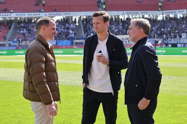 05 04 2025 Soccer Season 2024 2025 2 Soccer Bundesliga 28 Matchday 1 FC Nürnberg FCN Club Hamburger SV HSV Sportfoto Zink DaMa xdaxmax DFL regulations prohibit any use of photographs as image sequences and or quasi video only for editorial use Joti Chatzialexiou Vorstand Sport 1 FC Nürnberg FCN Claus Costa Sportdirektor Hamburger SV HSV Stefan Kuntz Sportvorstand Hamburger SV HSV unterhalten sich