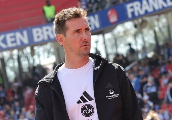 05 04 2025 Soccer Season 2024 2025 2 Soccer Bundesliga 28 Matchday 1 FC Nürnberg FCN Club Hamburger SV HSV Sportfoto Zink DaMa xdaxmax DFL regulations prohibit any use of photographs as image sequences and or quasi video only for editorial use Miroslav Miro Klose Trainer 1 FC Nürnberg FCN nachdenklich