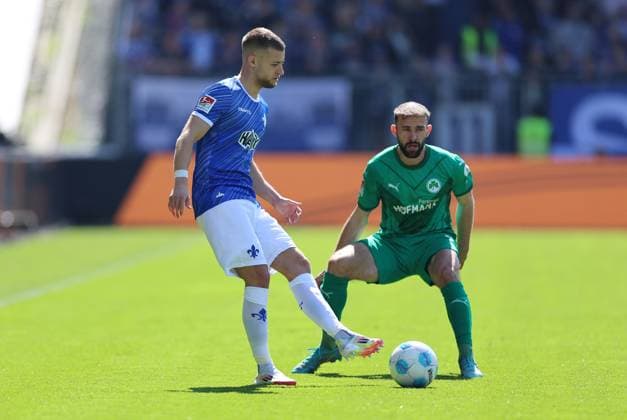 05 04 2025, xdcx, Soccer 2 Bundesliga, SV Darmstadt 98 SpVgg Greuther Fürth, emonline, emspor, despor, v l , Fabian Nürnberger SV Darmstadt 98 , Simon Asta SpVgg Greuther Fürth DFL DFB REGULATIONS PROHIBIT ANY USE OF PHOTOGRAPHS AS IMAGE SEQUENCES AND OR QUASI VIDEO Copyright: HMBxMedia Claus