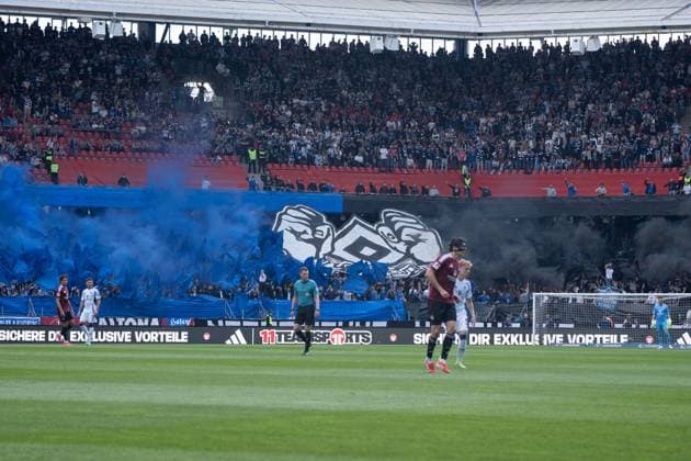 05 04 2025, xhfmx, Fußball 2 Bundesliga, 1 FC Nuernberg Hamburger SV Choreografie der HSV Fans DFL DFB REGULATIONS PROHIBIT ANY USE OF PHOTOGRAPHS as IMAGE SEQUENCES and or QUASI VIDEO Nuernberg