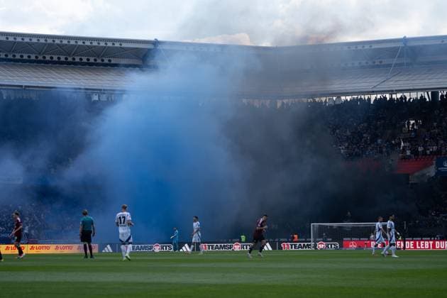 05 04 2025, xhfmx, Soccer 2 Bundesliga, 1 FC Nuernberg Hamburger SV HSV Fans ignite pyrotechnics in Nuremberg DFL DFB REGULATIONS PROHIBIT ANY USE OF PHOTOGRAPHS as IMAGE SEQUENCES and or QUASI VIDEO Nuernberg
