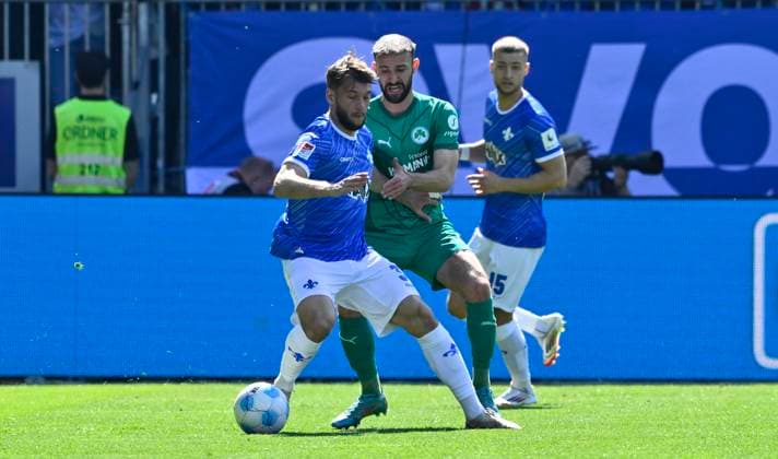 05 04 2025 Soccer Season 2024 2025 2 Soccer Bundesliga 28 Matchday SV Darmstadt 98 Lilien SpVgg Greuther Fürth Kleeblatt Sportfoto Zink xwoxzix DFL regulations prohibit any use of photographs as image sequences and or quasi video only for editorial use Killian Corredor 34, SV Darmstadt 98 D98 SV98 Gideon Jung 23, SpVgg Greuther Fürth