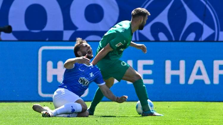05 04 2025 Soccer Season 2024 2025 2 Soccer Bundesliga 28 Matchday SV Darmstadt 98 Lilien SpVgg Greuther Fürth Kleeblatt Sportfoto Zink xwoxzix DFL regulations prohibit any use of photographs as image sequences and or quasi video only for editorial use Killian Corredor 34, SV Darmstadt 98 D98 SV98 Simon Asta 2, SpVgg Greuther Fürth