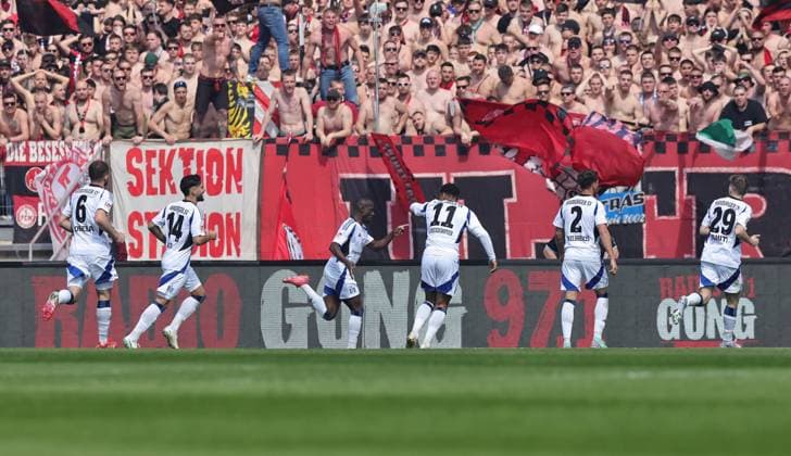 05 04 2025 Soccer Season 2024 2025 2 Soccer Bundesliga 28 Matchday 1 FC Nürnberg FCN Club Hamburger SV HSV Sportfoto Zink DaMa xdaxmax DFL regulations prohibit any use of photographs as image sequences and or quasi video only for editorial use Jubel Freude Torjubel nach Tor zum 0 1 Jean Luc Dompe 7, Hamburger SV HSV und Mannschaft Team jubelt freut sich Torschütze Jean Luc Dompe 7, Hamburger SV HSV