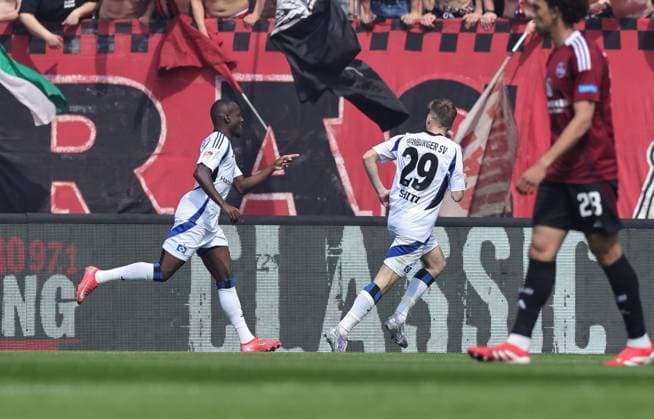 05 04 2025 Soccer Season 2024 2025 2 Soccer Bundesliga 28 Matchday 1 FC Nürnberg FCN Club Hamburger SV HSV Sportfoto Zink DaMa xdaxmax DFL regulations prohibit any use of photographs as image sequences and or quasi video only for editorial use Jubel Freude Torjubel nach Tor zum 0 1 Jean Luc Dompe 7, Hamburger SV HSV und Mannschaft Team jubelt freut sich Torschütze Jean Luc Dompe 7, Hamburger SV HSV