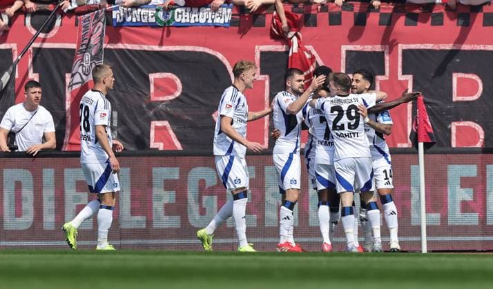 05 04 2025 Soccer Season 2024 2025 2 Soccer Bundesliga 28 Matchday 1 FC Nürnberg FCN Club Hamburger SV HSV Sportfoto Zink DaMa xdaxmax DFL regulations prohibit any use of photographs as image sequences and or quasi video only for editorial use Jubel Freude Torjubel nach Tor zum 0 1 Jean Luc Dompe 7, Hamburger SV HSV und Mannschaft Team jubelt freut sich Torschütze Jean Luc Dompe 7, Hamburger SV HSV