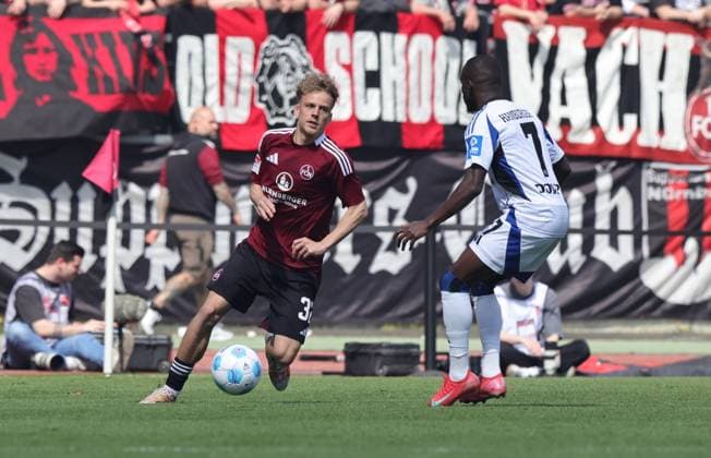 05 04 2025 Soccer Season 2024 2025 2 Soccer Bundesliga 28 Matchday 1 FC Nürnberg FCN Club Hamburger SV HSV Sportfoto Zink DaMa xdaxmax DFL regulations prohibit any use of photographs as image sequences and or quasi video only for editorial use Tim Janisch 32, 1 FC Nürnberg FCN Jean Luc Dompe 7, Hamburger SV HSV