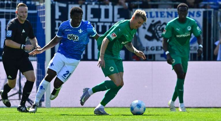 05 04 2025 Soccer Season 2024 2025 2 Soccer Bundesliga 28 Matchday SV Darmstadt 98 Lilien SpVgg Greuther Fürth Kleeblatt Sportfoto Zink xwoxzix DFL regulations prohibit any use of photographs as image sequences and or quasi video only for editorial use Matondo Merveille Papela 21, SV Darmstadt 98 D98 SV98 Felix Klaus 30, SpVgg Greuther Fürth