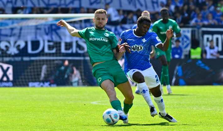 05 04 2025 Soccer Season 2024 2025 2 Soccer Bundesliga 28 Matchday SV Darmstadt 98 Lilien SpVgg Greuther Fürth Kleeblatt Sportfoto Zink xwoxzix DFL regulations prohibit any use of photographs as image sequences and or quasi video only for editorial use Dennis Srbeny 7, SpVgg Greuther Fürth Matondo Merveille Papela 21, SV Darmstadt 98 D98 SV98
