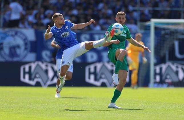 05 04 2025, xdcx, Soccer 2 Bundesliga, SV Darmstadt 98 SpVgg Greuther Fürth, emonline, emspor, despor, v l , Fabian Nürnberger SV Darmstadt 98 , Dennis Srbeny SpVgg Greuther Fürth DFL DFB REGULATIONS PROHIBIT ANY USE OF PHOTOGRAPHS AS IMAGE SEQUENCES AND OR QUASI VIDEO Copyright: HMBxMedia Claus