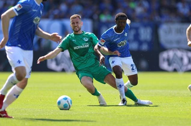 05 04 2025, xdcx, Soccer 2 Bundesliga, SV Darmstadt 98 SpVgg Greuther Fürth, emonline, emspor, despor, v l , Dennis Srbeny SpVgg Greuther Fürth , Merveille Papela SV Darmstadt 98 DFL DFB REGULATIONS PROHIBIT ANY USE OF PHOTOGRAPHS AS IMAGE SEQUENCES AND OR QUASI VIDEO Copyright: HMBxMedia Claus