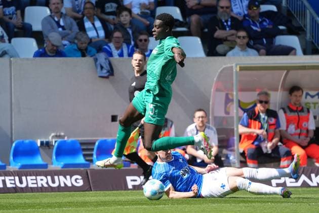 Joshua Quarshie SpVgg Greuther Fürth, 15 vs Killian Corredor SV Darmstadt 98, 34 05 04 2025 2 Bundesliga, Season 24 25 SV Darmstadt 98 vs SpVgg Greuther Fürth, Stadion am Boellenfalltor, emonline, emspor,