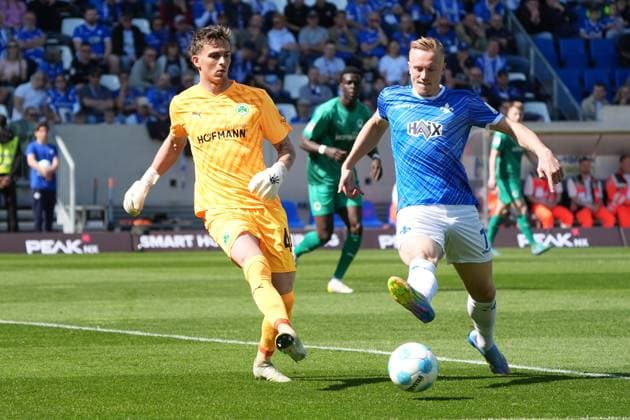 Goalkeeper Nahuel Noll SpVgg Greuther Fürth, 44 vs Isac Lidberg SV Darmstadt 98, 07 05 04 2025 2 Bundesliga, Season 24 25 SV Darmstadt 98 vs SpVgg Greuther Fürth, Stadion am Boellenfalltor, emonline, emspor,