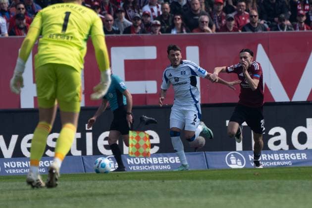 05 04 2025, xhfmx, Fußball 2 Bundesliga, 1 FC Nuernberg Hamburger SV v l William Mikelbrencis Hamburger SV prevails against Berkay Yilmaz 1 FC Nürnberg in a running duel DFL DFB REGULATIONS PROHIBIT ANY USE OF PHOTOGRAPHS as IMAGE SEQUENCES and or QUASI VIDEO Nuernberg