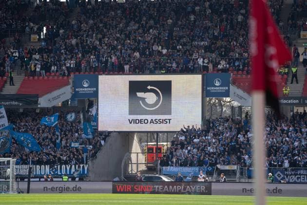 05 04 2025, xhfmx, Fußball 2 Bundesliga, 1 FC Nuernberg Hamburger SV VAR Einsatz in Nürnberg DFL DFB REGULATIONS PROHIBIT ANY USE OF PHOTOGRAPHS as IMAGE SEQUENCES and or QUASI VIDEO Nuernberg