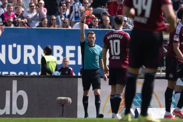 05 04 2025, xhfmx, Fußball 2 Bundesliga, 1 FC Nuernberg Hamburger SV Timo Gerach Referee shows Janis Antiste 1 FC Nürnberg the red card after video evidence DFL DFB REGULATIONS PROHIBIT ANY USE OF PHOTOGRAPHS as IMAGE SEQUENCES and or QUASI VIDEO Nuernberg