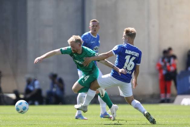 05 04 2025, xtvx, Fußball 2 Bundesliga, SV Darmstadt 98 SpVgg Greuther Fuerth v l Zweikampf, Duell, duel, tackle, compete Jomaine Consbruch SpVgg Greuther Fuerth Andreas Mueller SV Darmstadt 98 DFL DFB REGULATIONS PROHIBIT ANY USE OF PHOTOGRAPHS as IMAGE SEQUENCES and or QUASI VIDEO Darmstadt