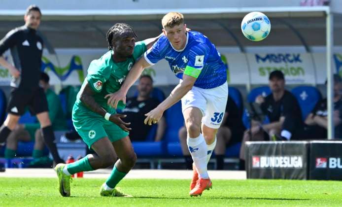 05 04 2025 Soccer Season 2024 2025 2 Soccer Bundesliga 28 Matchday SV Darmstadt 98 Lilien SpVgg Greuther Fürth Kleeblatt Sportfoto Zink xwoxzix DFL regulations prohibit any use of photographs as image sequences and or quasi video only for editorial use Noel Futkeu 9, SpVgg Greuther Fürth Clemens Riedel 38, SV Darmstadt 98 D98 SV98