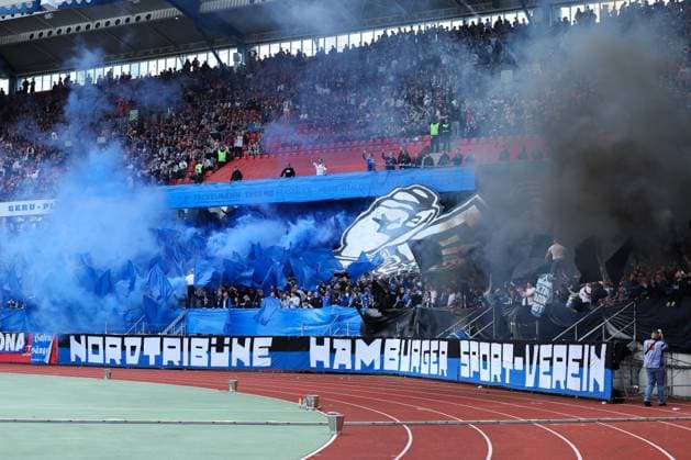 The match was briefly interrupted due to pyrotechnics by HSV fans by Referee Timo Gerach, 1 FC Nuernberg vs Hamburger SV, Soccer, 2 Bundesliga, Matchday 28, 05 04 2025 DFB regulations prohibit any use of photographs as image sequences and or quasi video Copyright: xkolbert-press MartinxAgüerax