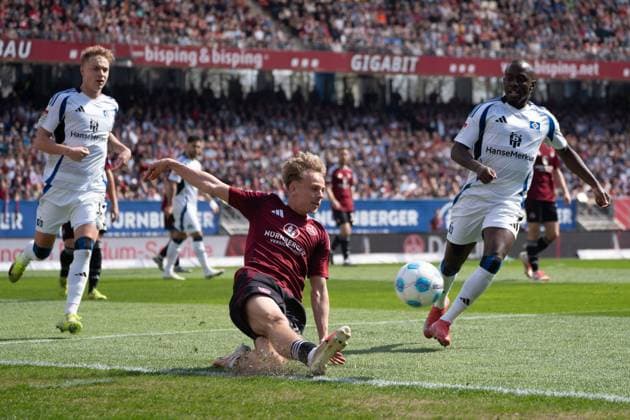 05 04 2025, xhfmx, Fußball 2 Bundesliga, 1 FC Nuernberg Hamburger SV Tim Janisch 1 FC Nürnberg clears the ball in front of the goal line DFL DFB REGULATIONS PROHIBIT ANY USE OF PHOTOGRAPHS as IMAGE SEQUENCES and or QUASI VIDEO Nuernberg