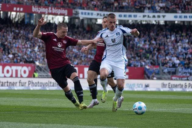 05 04 2025, xhfmx, Soccer 2 Bundesliga, 1 FC Nuernberg Hamburger SV v l Ondrej Karafiat 1 FC Nuernberg defends against Miro Muheim Hamburger SV DFL DFB REGULATIONS PROHIBIT ANY USE OF PHOTOGRAPHS as IMAGE SEQUENCES and or QUASI VIDEO Nuernberg