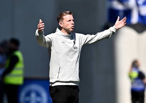 05 04 2025, xfux, Fussball 2 Bundesliga, SV Darmstadt 98 SpVgg Greuther Fuerth v l Trainer Florian Kohfeldt SV Darmstadt 98 enttaeuscht, enttaeuscht schauend, dissapointed gibt Anweisungen, gestikuliert, mit den Armen gestikulieren gives instructions, gesticulate, gesticolando DFL DFB REGULATIONS PROHIBIT ANY USE OF PHOTOGRAPHS as IMAGE SEQUENCES and or QUASI VIDEO Licensing of this image to and or by SV Darmstadt 1898 e V and subsidiaries is not permitted No release of or sale to SV Darmstadt 1898 e V Darmstadt
