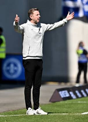 05 04 2025, xfux, Fussball 2 Bundesliga, SV Darmstadt 98 SpVgg Greuther Fuerth v l Trainer Florian Kohfeldt SV Darmstadt 98 enttaeuscht, enttaeuscht schauend, dissapointed gibt Anweisungen, gestikuliert, mit den Armen gestikulieren gives instructions, gesticulate, gesticolando DFL DFB REGULATIONS PROHIBIT ANY USE OF PHOTOGRAPHS as IMAGE SEQUENCES and or QUASI VIDEO Licensing of this image to and or by SV Darmstadt 1898 e V and subsidiaries is not permitted No release of or sale to SV Darmstadt 1898 e V Darmstadt