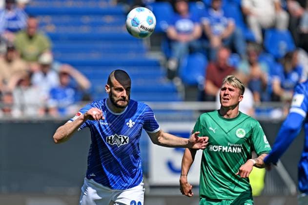 05 04 2025, xfux, Fussball 2 Bundesliga, SV Darmstadt 98 SpVgg Greuther Fuerth v l Aleksandar Vukotic SV Darmstadt 98 , Felix Klaus SpVgg Greuther Fuerth DFL DFB REGULATIONS PROHIBIT ANY USE OF PHOTOGRAPHS as IMAGE SEQUENCES and or QUASI VIDEO Licensing of this image to and or by SV Darmstadt 1898 e V and subsidiaries is not permitted No release of or sale to SV Darmstadt 1898 e V Darmstadt