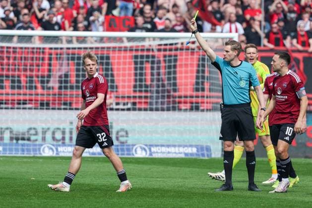 Tim Janisch 32 1FC Nuernberg gets yellow card from referee Timo Gerach for unsportsmanlike conduct against goalkeeper Jean Luc Dompe 7 Hamburger SV , 1 FC Nuernberg vs Hamburger SV, Soccer, 2 Bundesliga, Matchday 28, 05 04 2025 DFB regulations prohibit any use of photographs as image sequences and or quasi video Copyright: xkolbert-press MartinxAgüerax