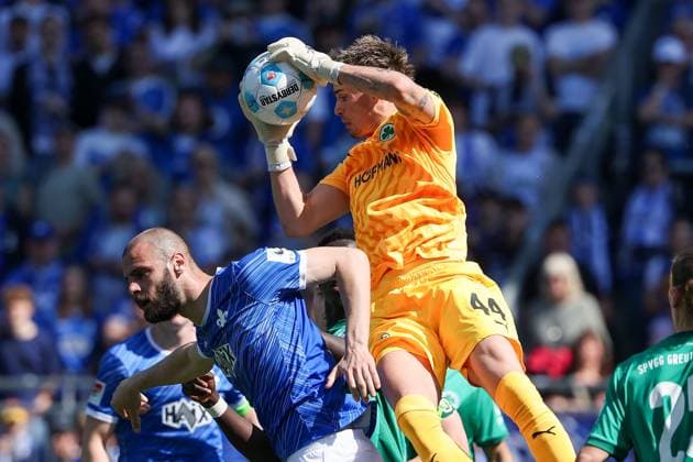 2025 04 05 xJFAx 2 Bundesliga SV Darmstadt 98 SpVgg Greuther Fürth v l , Aleksander Vukovic SV Darmstadt 98 , Goalkeeper Nahuel Noll SpVgg Greuther Fürth Zweikampf, Action, Aktion, Battles for the Ball DFL DFB REGULATIONS PROHIBIT ANY USE OF PHOTOGRAPHS as IMAGE SEQUENCES and or QUASI VIDEO Copyright: JoaquimxFerreira