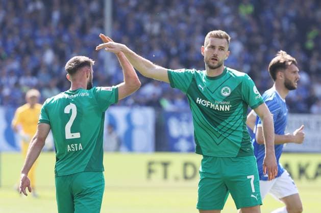 05 04 2025, xtvx, Soccer 2 Bundesliga, SV Darmstadt 98 SpVgg Greuther Fuerth v l Simon Asta SpVgg Greuther Fuerth Fuerth Dennis Srbeny SpVgg Greuther Fuerth DFL DFB REGULATIONS PROHIBIT ANY USE OF PHOTOGRAPHS as IMAGE SEQUENCES and or QUASI VIDEO Darmstadt