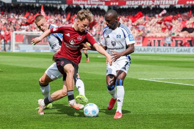 Thrilling duel between Jean Luc Dompe 7 Hamburger SV and Tim Janisch 32 1FC Nuernberg , 1 FC Nuernberg vs Hamburger SV, Football, 2 Bundesliga, 28 Matchday, 05 04 2025 DFB regulations prohibit any use of photographs as image sequences and or quasi video Copyright: xkolbert-press MartinxAgüerax